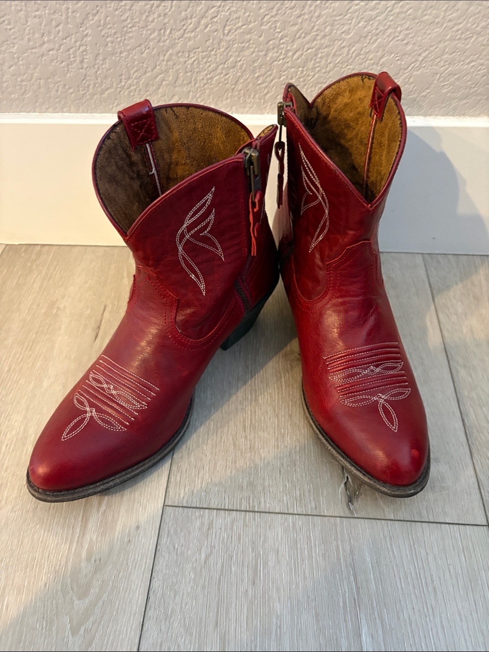 EUC Ariat Women’s Darlin Western Cowboy Rosy Red Leather  Sz 9B
